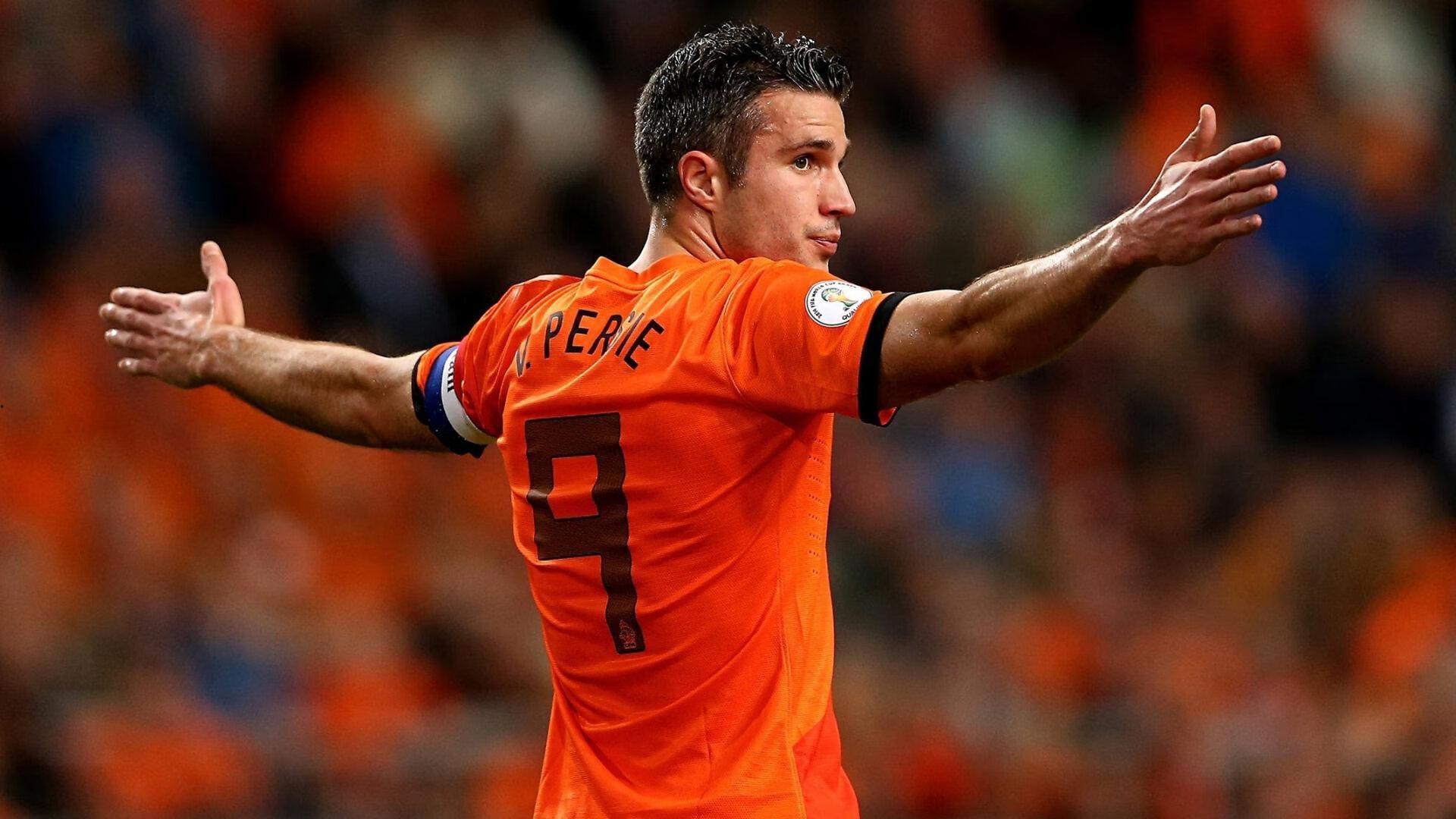 莱万复出首秀表现平淡，冲击纪录之路仍需三场四球